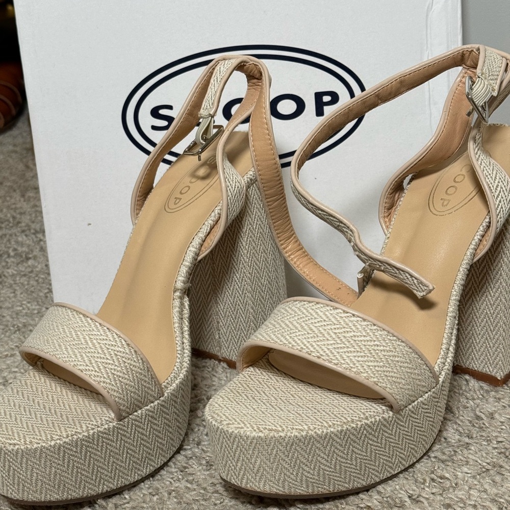NWOT Natural Raffia Heel